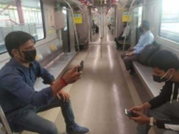 लखनऊ की पटरी पर एक बार फिर दौड़ी मेट्रो